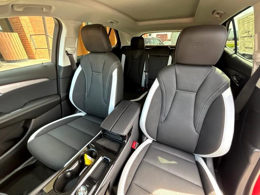 used 2025 Buick Envision car, priced at $35,450