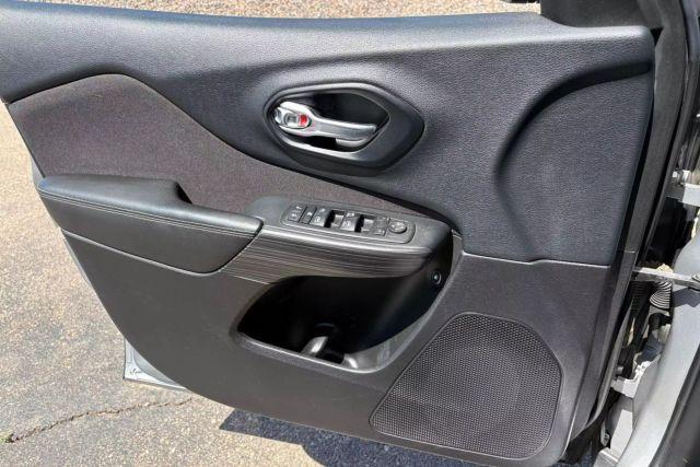 used 2015 Jeep Cherokee car, priced at $11,484