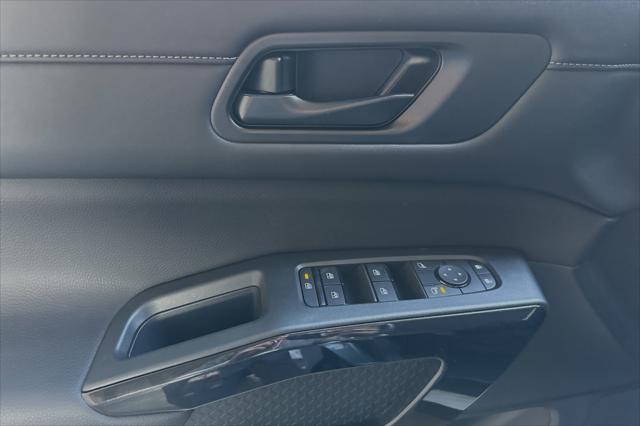 new 2025 Nissan Pathfinder car, priced at $40,218