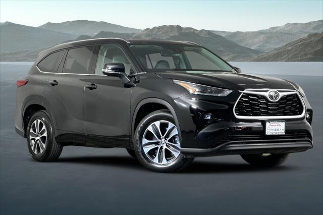 used 2021 Toyota Highlander car, priced at $32,100