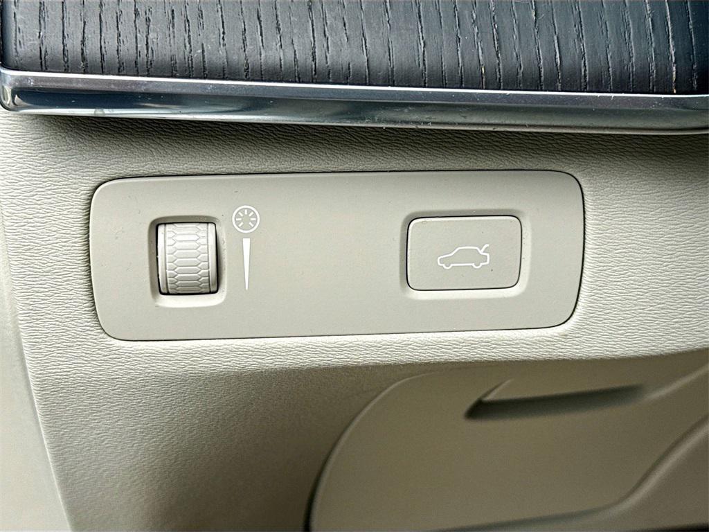 used 2020 Volvo XC90 car, priced at $18,103