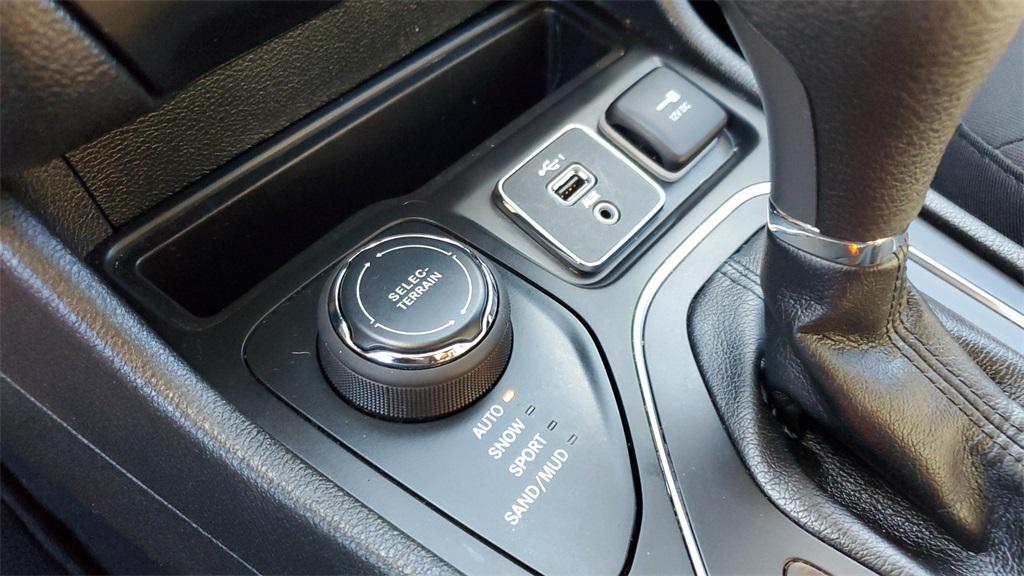 used 2021 Jeep Cherokee car, priced at $18,386