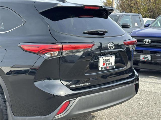 used 2023 Toyota Highlander car, priced at $33,756