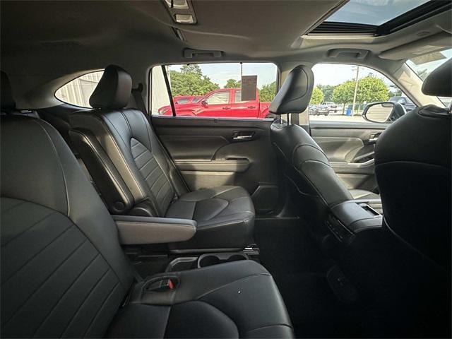 used 2024 Toyota Highlander car, priced at $43,995