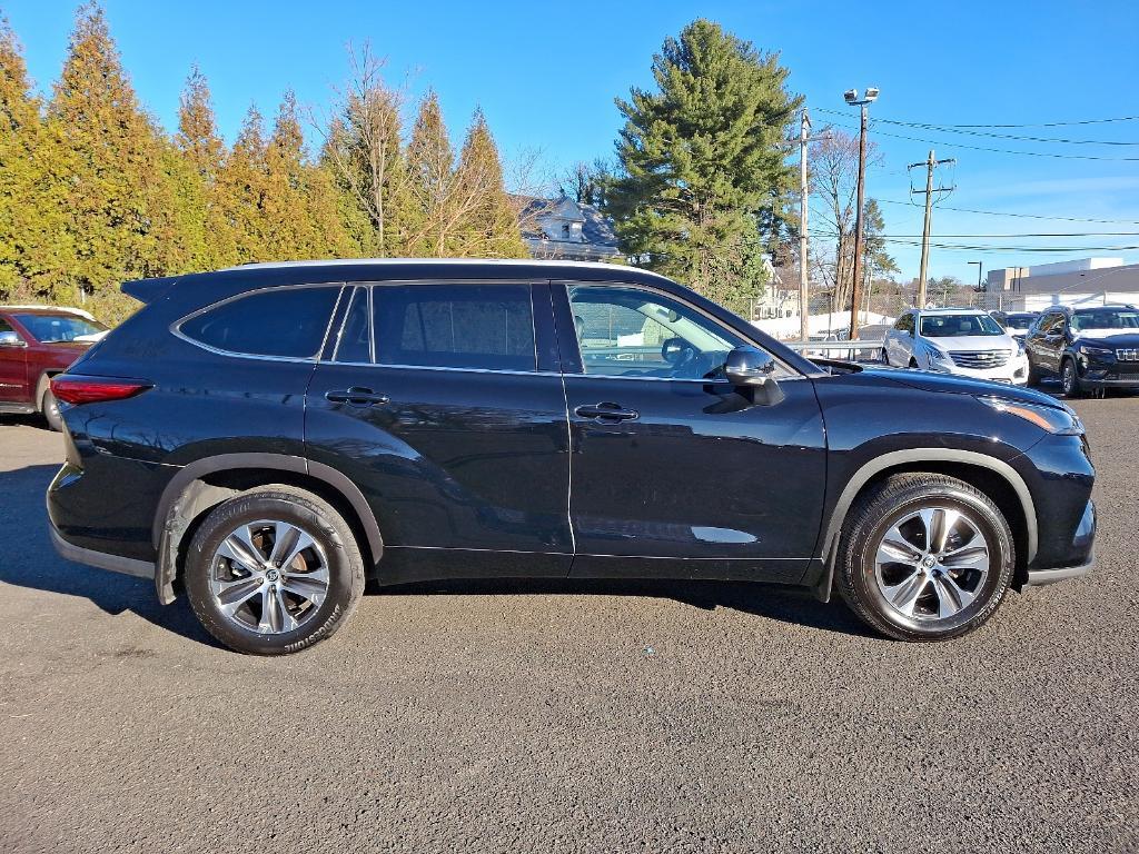 used 2022 Toyota Highlander car, priced at $36,900