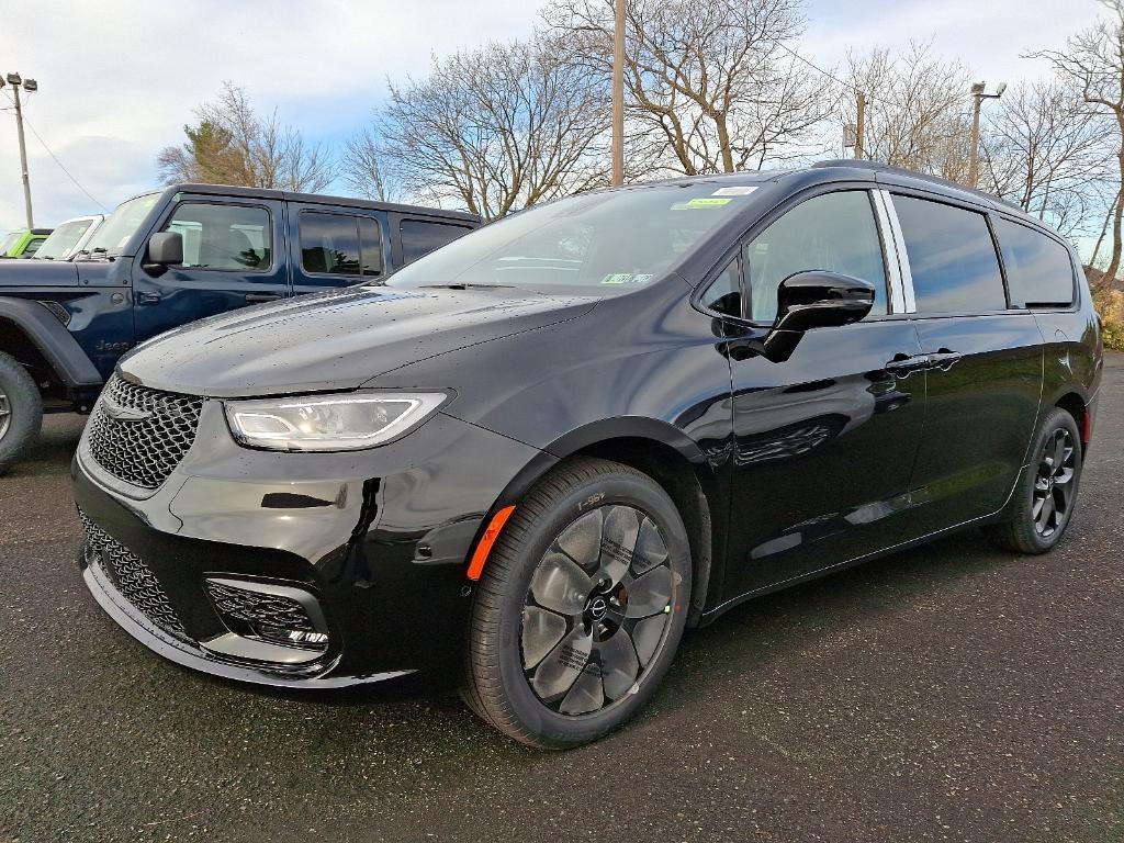 new 2025 Chrysler Pacifica car, priced at $51,576