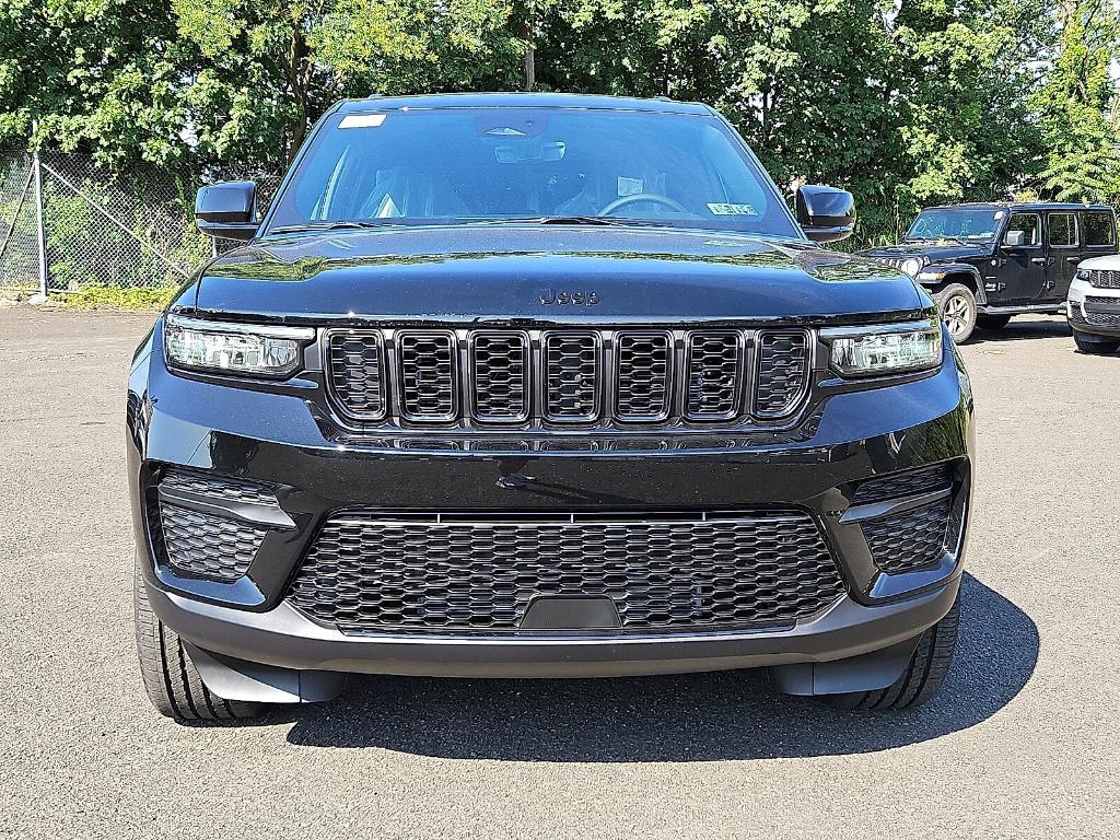 new 2025 Jeep Grand Cherokee car, priced at $45,181