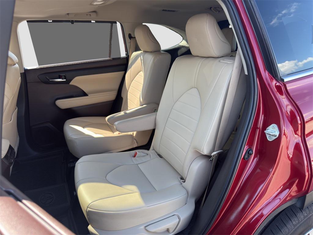 used 2022 Toyota Highlander car, priced at $32,698