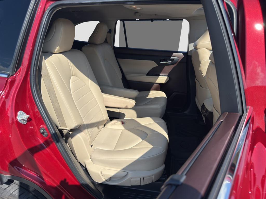 used 2022 Toyota Highlander car, priced at $32,698
