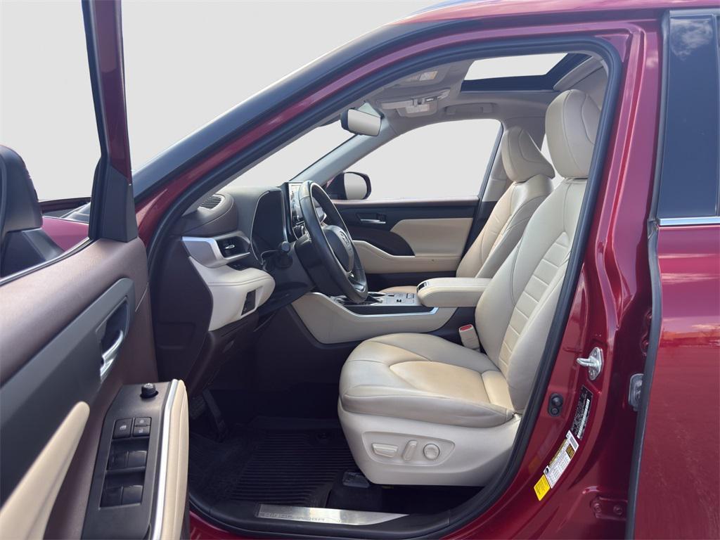 used 2022 Toyota Highlander car, priced at $32,698