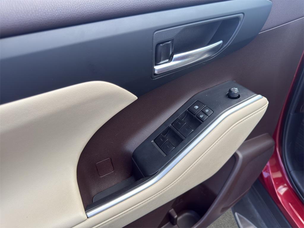 used 2022 Toyota Highlander car, priced at $32,698