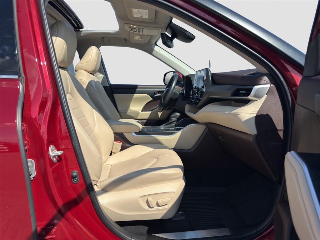 used 2022 Toyota Highlander car, priced at $32,698