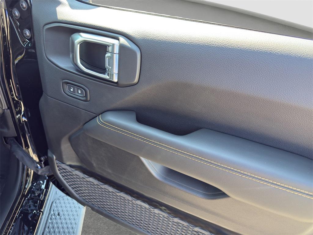 new 2025 Jeep Gladiator car, priced at $45,738