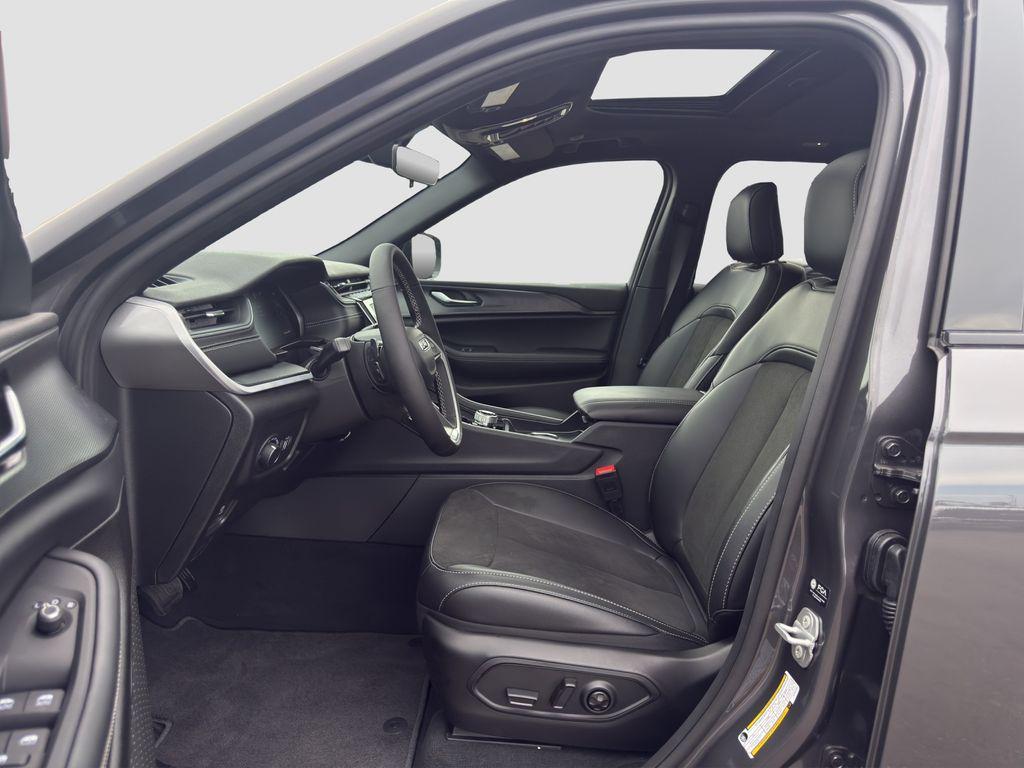 new 2025 Jeep Grand Cherokee car, priced at $41,148