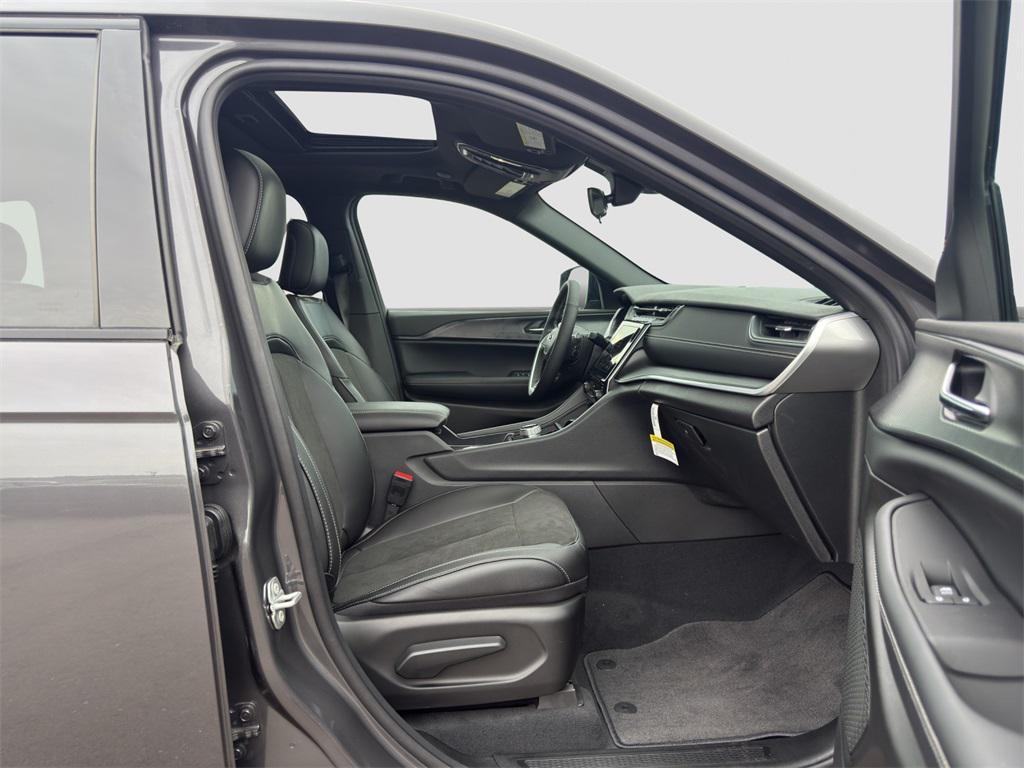 new 2025 Jeep Grand Cherokee car, priced at $39,748