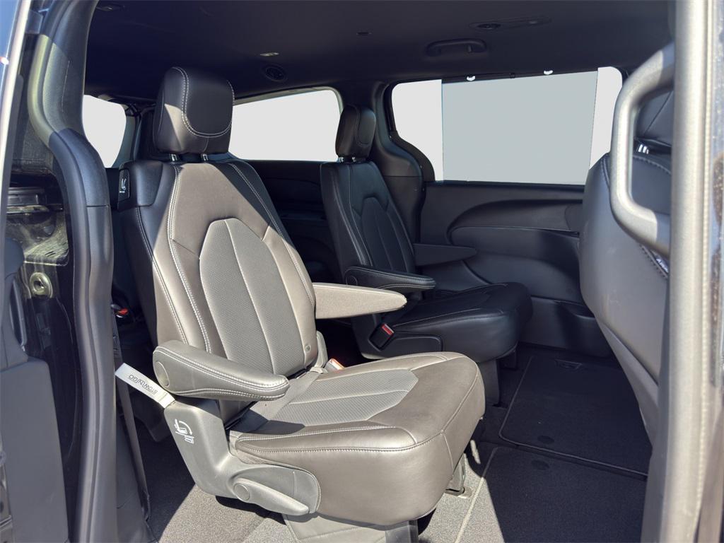 new 2025 Chrysler Pacifica car, priced at $39,441