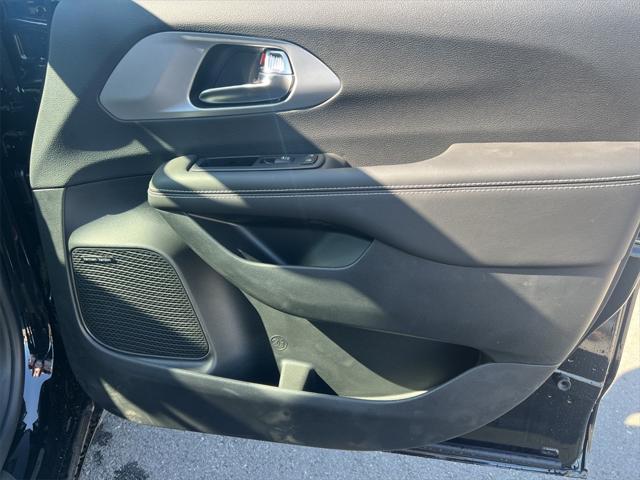 new 2025 Chrysler Pacifica car, priced at $55,253