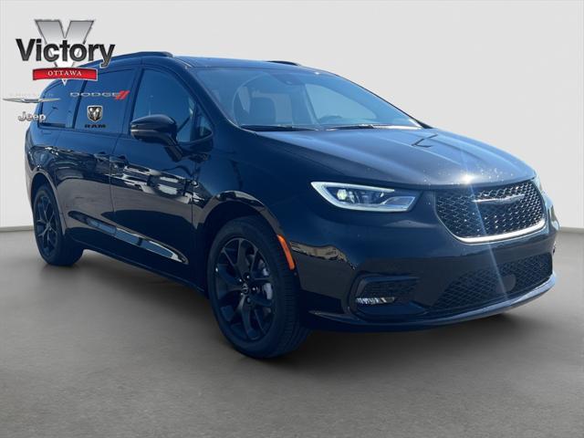 new 2025 Chrysler Pacifica car, priced at $55,253