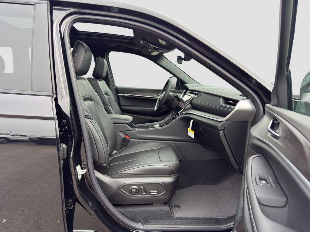 new 2025 Jeep Grand Cherokee car, priced at $46,834