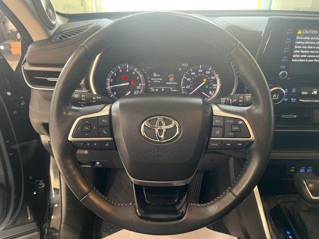 used 2022 Toyota Highlander car, priced at $38,907