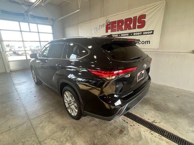 used 2022 Toyota Highlander car, priced at $38,907