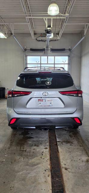 used 2021 Toyota Highlander car, priced at $32,395