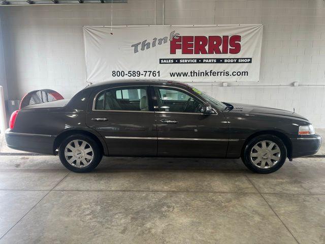 used 2005 Lincoln Town Car car, priced at $7,500