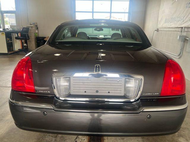 used 2005 Lincoln Town Car car, priced at $7,500