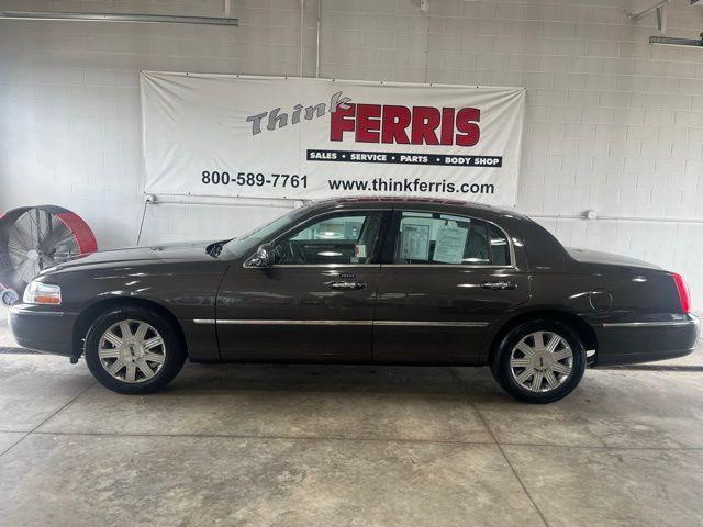used 2005 Lincoln Town Car car, priced at $7,500