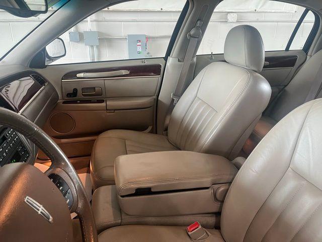 used 2005 Lincoln Town Car car, priced at $7,500