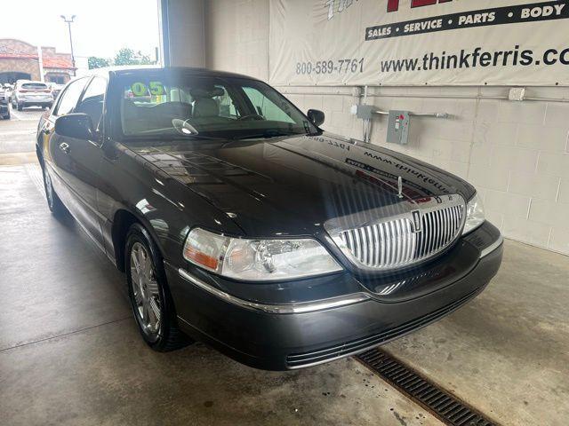 used 2005 Lincoln Town Car car, priced at $7,500