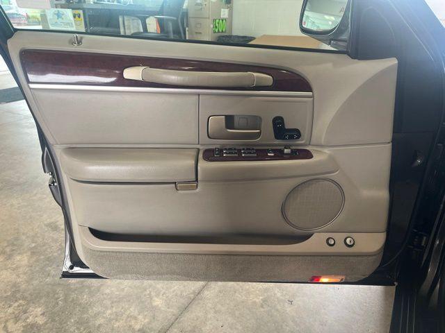 used 2005 Lincoln Town Car car, priced at $7,500