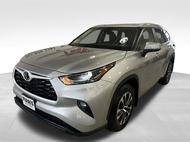 used 2024 Toyota Highlander car, priced at $41,997