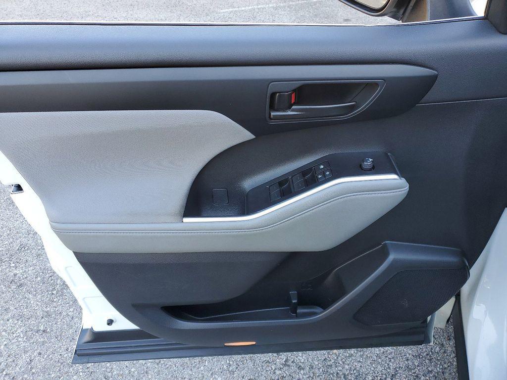 used 2023 Toyota Highlander car, priced at $31,327