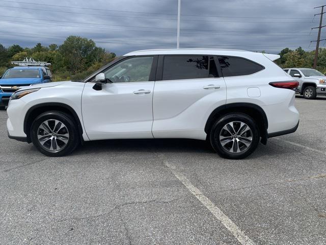 used 2023 Toyota Highlander car, priced at $38,999