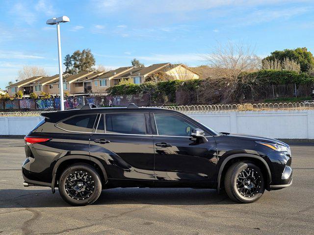 used 2021 Toyota Highlander car, priced at $33,988