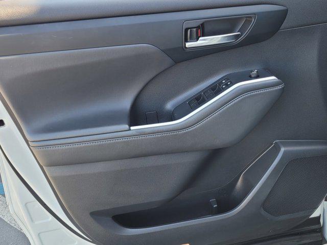 used 2022 Toyota Highlander car, priced at $37,999