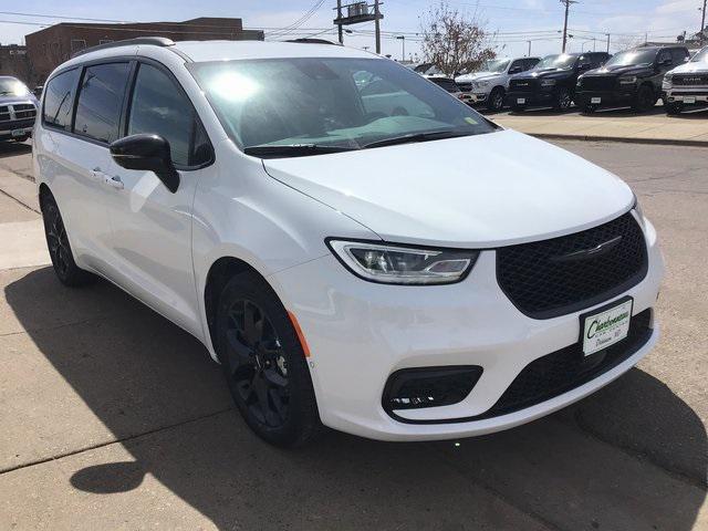 new 2024 Chrysler Pacifica car, priced at $40,153