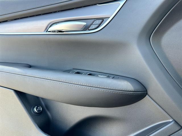 new 2025 Cadillac XT5 car, priced at $40,015