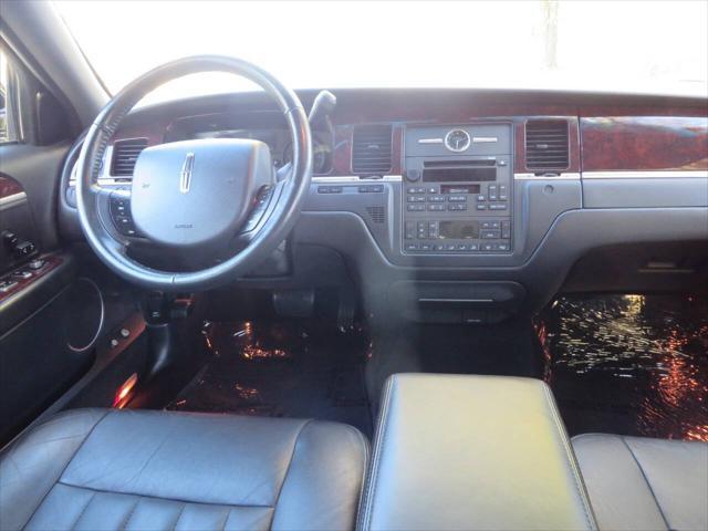 used 2007 Lincoln Town Car car, priced at $14,977