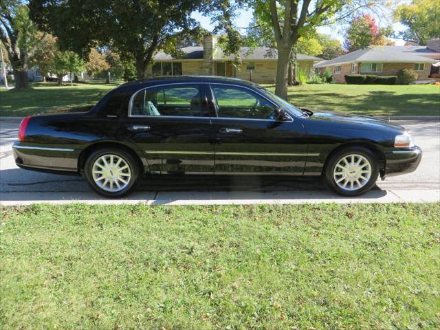 used 2007 Lincoln Town Car car, priced at $14,977