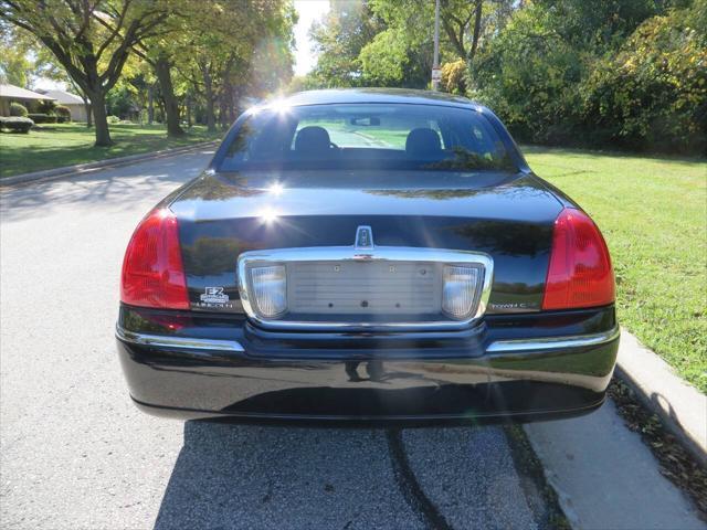 used 2007 Lincoln Town Car car, priced at $14,977