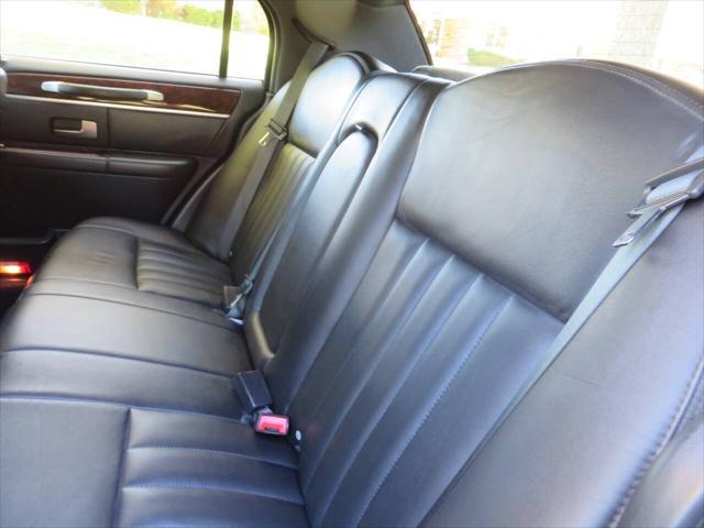 used 2007 Lincoln Town Car car, priced at $14,977