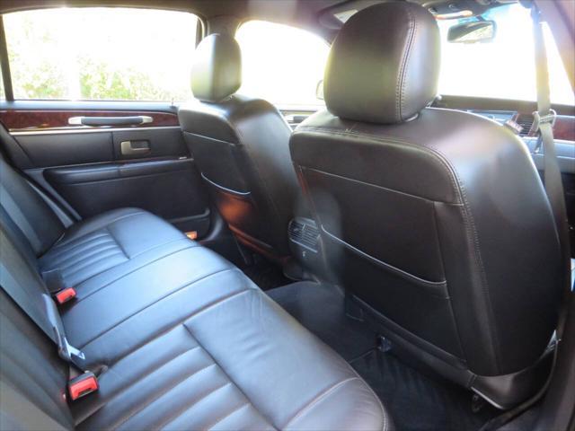 used 2007 Lincoln Town Car car, priced at $14,977