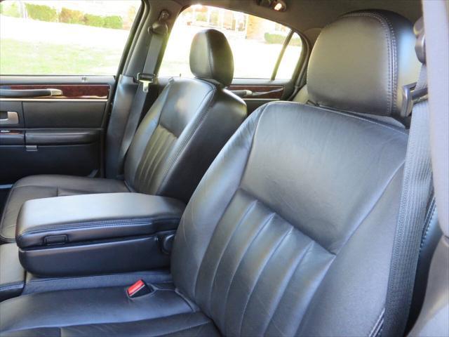 used 2007 Lincoln Town Car car, priced at $14,977