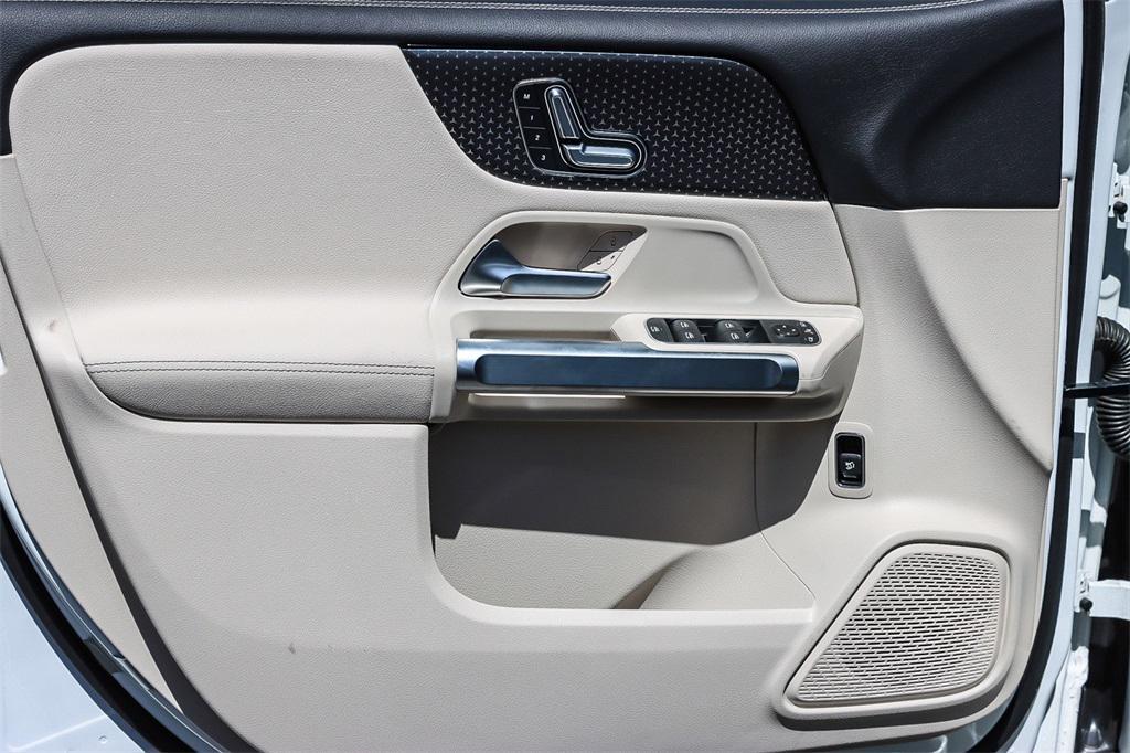 new 2025 Mercedes-Benz GLB 250 car, priced at $46,550