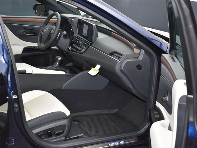 new 2025 Lexus ES 300h car, priced at $51,024