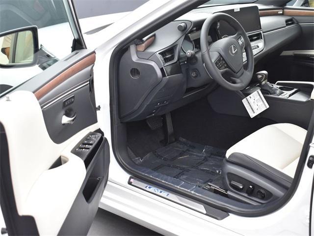 new 2025 Lexus ES 300h car, priced at $51,524