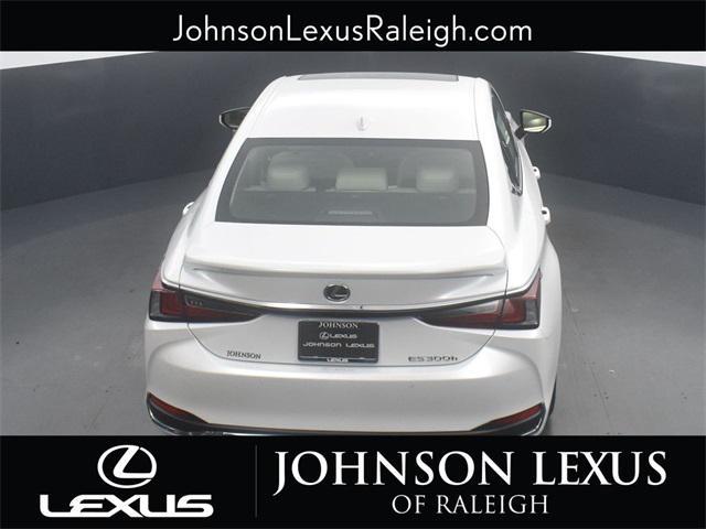 new 2025 Lexus ES 300h car, priced at $51,524