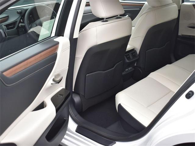 new 2025 Lexus ES 300h car, priced at $51,524